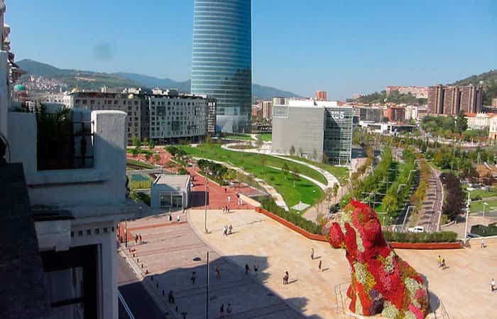 Campa de los Ingleses parque con zona de juegos infantiles cerca del Museo Guggenheim de Bilbao