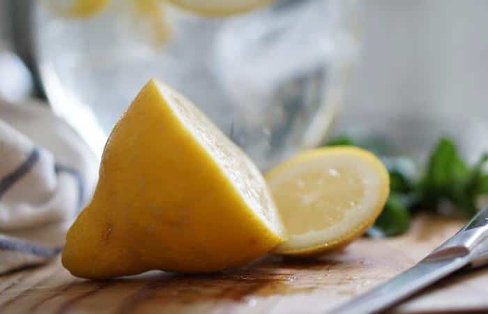 Limonada: limón cortado, menta y jarra