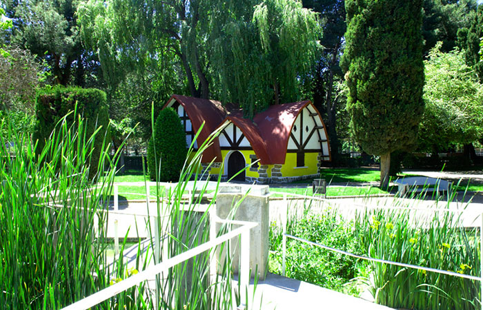 Reproducción de la casita de Blancanieves en el parque Miguel Servet