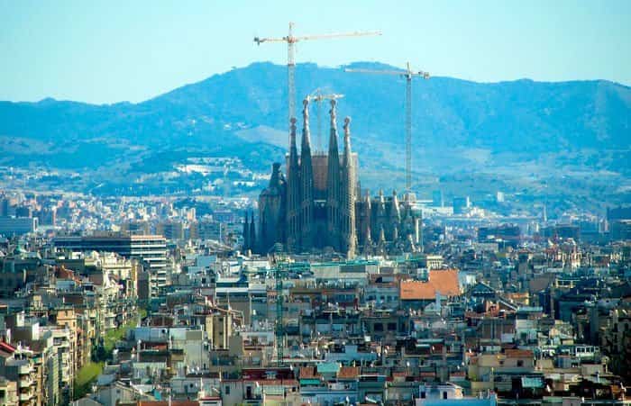 Vista de Barcelona y la Basílica de la Sagrada Familia