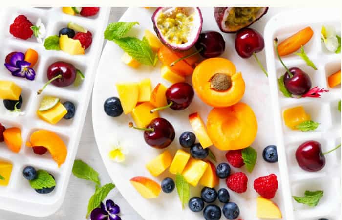 Cubitos de hielo de colores con frutas