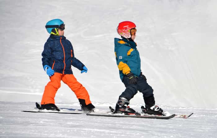 Niños practicando deportes en la nieve