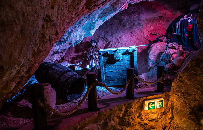 Interior de la Cueva-Museo del Pirata Dragut