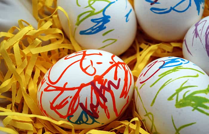 Huevos pintados de Pascua con rotuladores