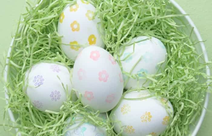 huevos pintados de Pascua con sellos