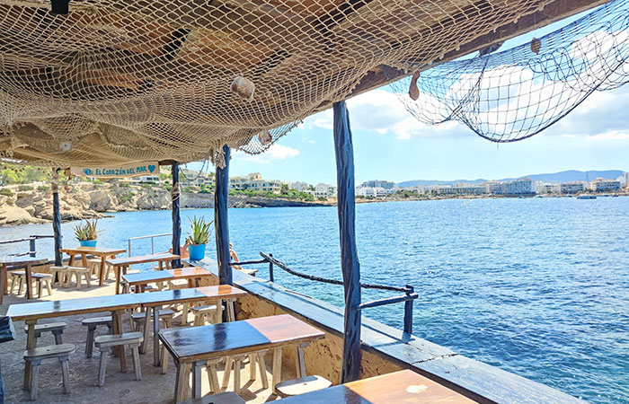 Terraza del bar de sardinas en Aquarium Cap Blanc, en Ibiza