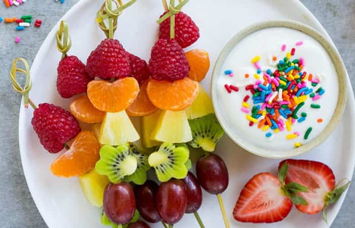 Macedonias de frutas: Brochetas con yogur