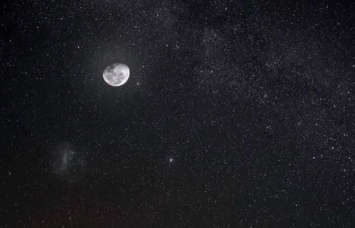 Luna y cielo estrellado