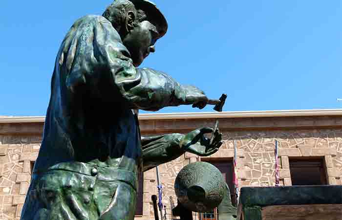 Estatua en honor a los trabajadores de la fábrica de San Juan de Alcaraz 