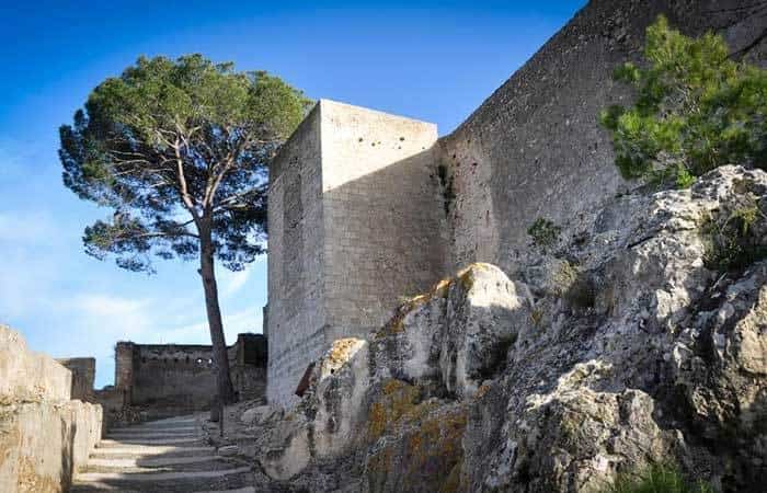 Acceso a la torre gótica y segunda puerta – Castell Menor