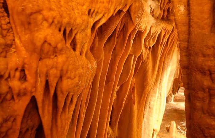 Columna dentro de una de las cuevas de Ortigosa 
