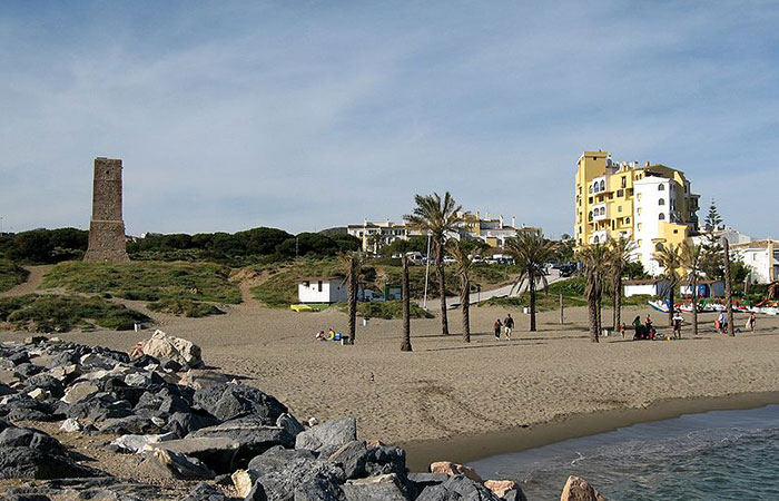 Torre de los Ladrones en la Playa de Cabopino, en Málaga
