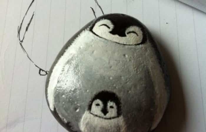 pingüino con piedras de playa