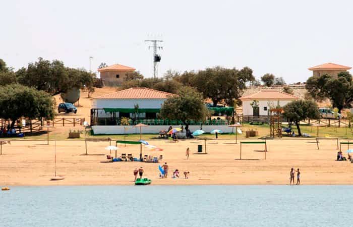 Playa de Cheles en el pantano de Alqueva, Badajoz