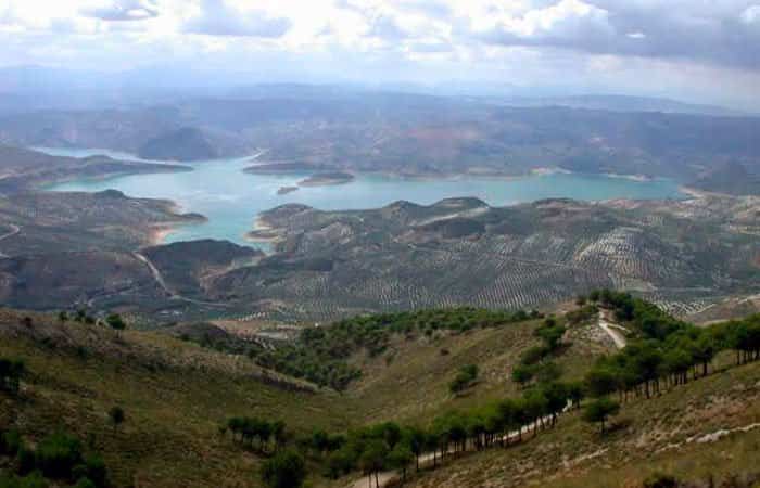 Vista de la ruta y el embalse de Iznájar