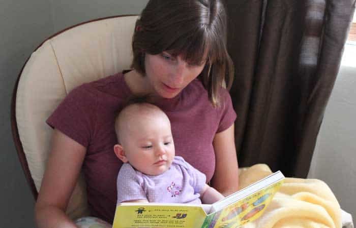 Madre leyendo con su bebé