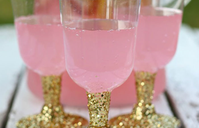 cumpleaños de princesas: copas con purpurina y limonada rosa