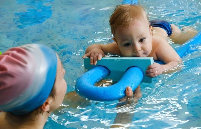 Consejos e indicaciones para que los niños sean autónomos en el agua, bebé