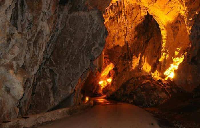 Cuevona de Cuevas del Agua en Ribadesella, Asturias