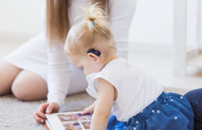 Niños con problemas de audición: beneficios de leerles en voz alta