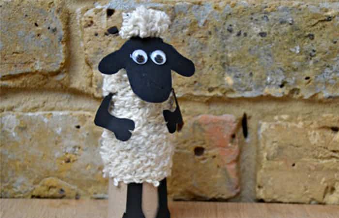 La oveja Shaun con tubos de papel