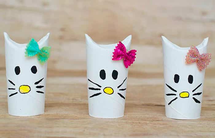 Manualidad de Hello Kitty con tubos de papel