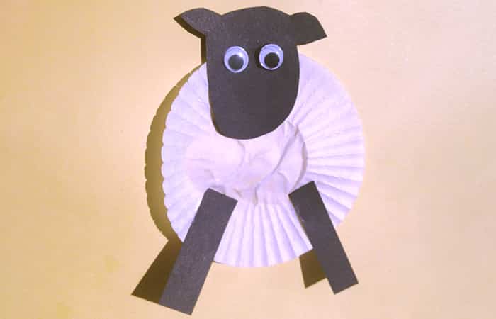 Manualidades con cápsulas de papel para cupcakes, oveja