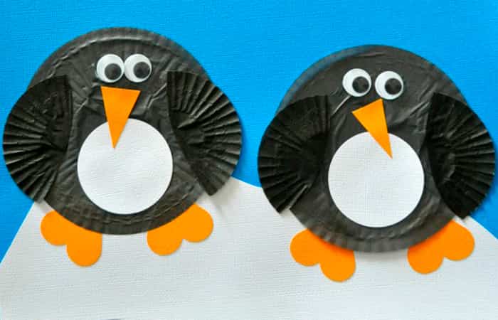 Manualidades con cápsulas de papel para cupcakes, pingüino
