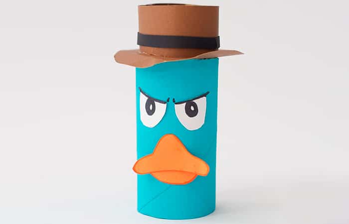 Perry el ornitorrinco con tubos de papel