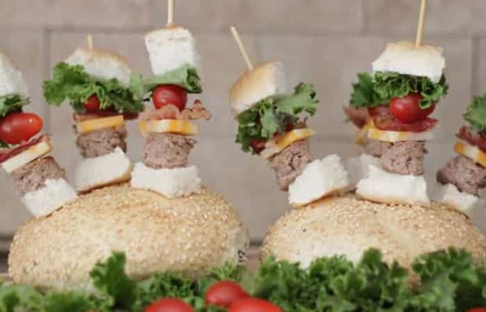 Recetas de brochetas: mini burger con beicon y queso