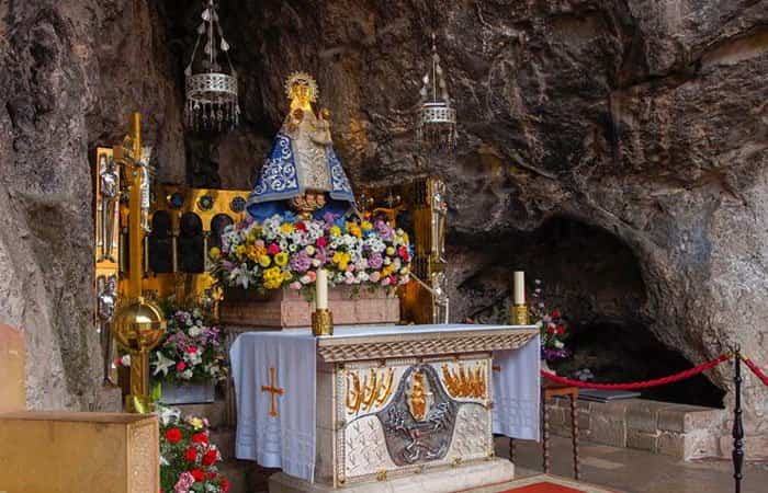 Imagen de La Santina en la Santa Cueva