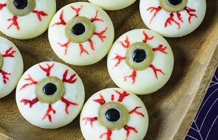 Meriendas para Halloween: Ojos sangrientos de queso