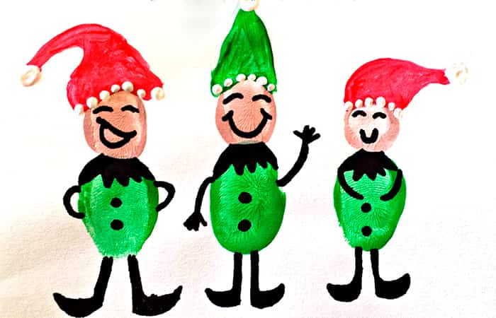 Elfos de Papá Noel como manualidades con huellas de dedos