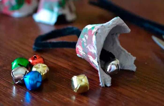 Manualidades de Navidad con hueveras de cartón en forma de campanas