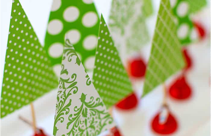 decorar la mesa de navidad arboles de papel