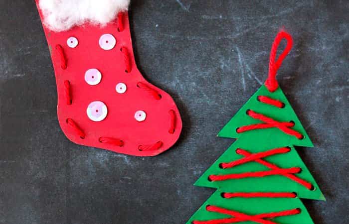Manualidades adornos navideños de cartón en forma de árbol y calcetín