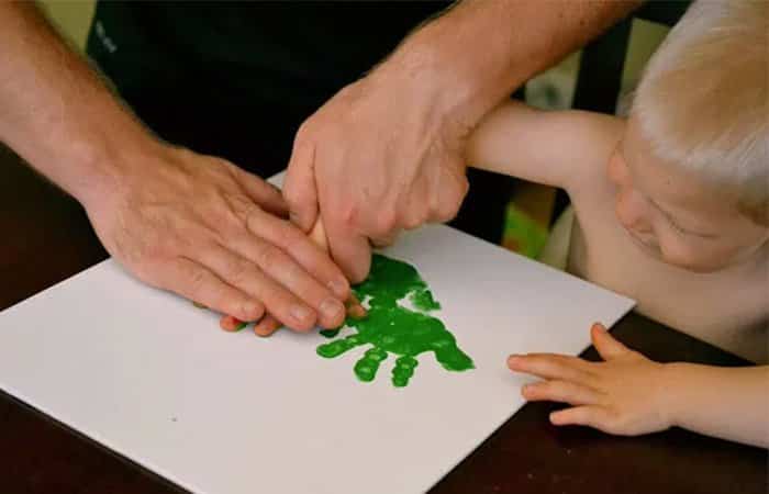 Manualidades navideñas con manos árbol