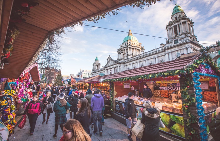 Mercado de Navidad en la Plaza del Ayuntamiento de Belfast