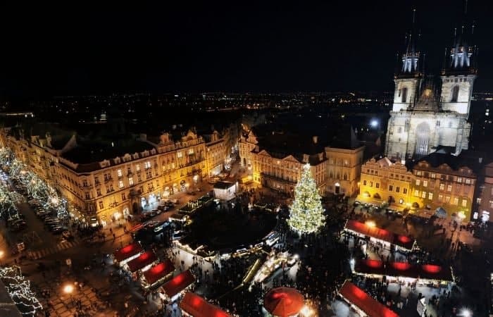 Mercadillo navideño en la Old Town Square de Praga