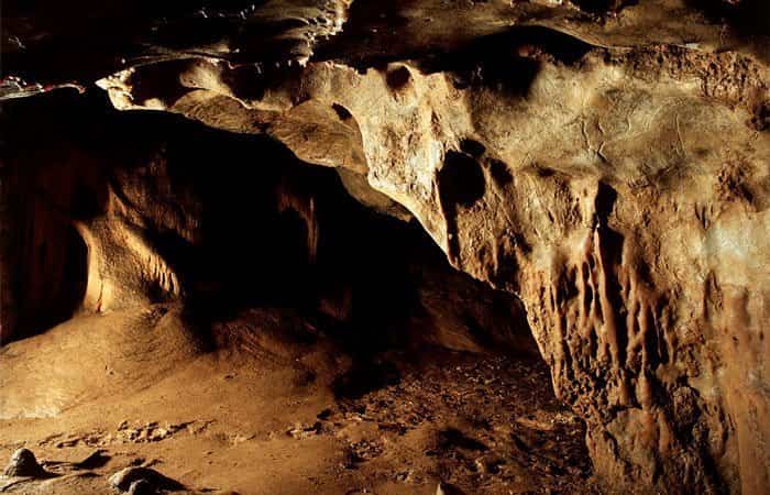 Interior de la cueva de Hornos de la Peña