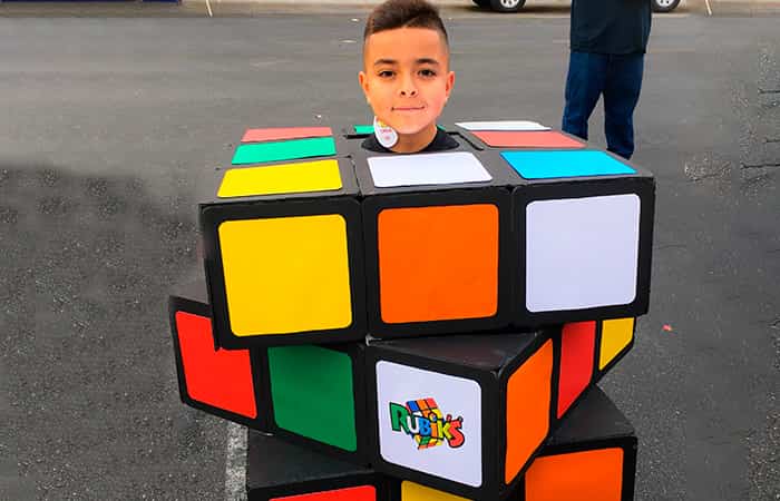 Disfraces con cajas de cartón, cubo de Rubik