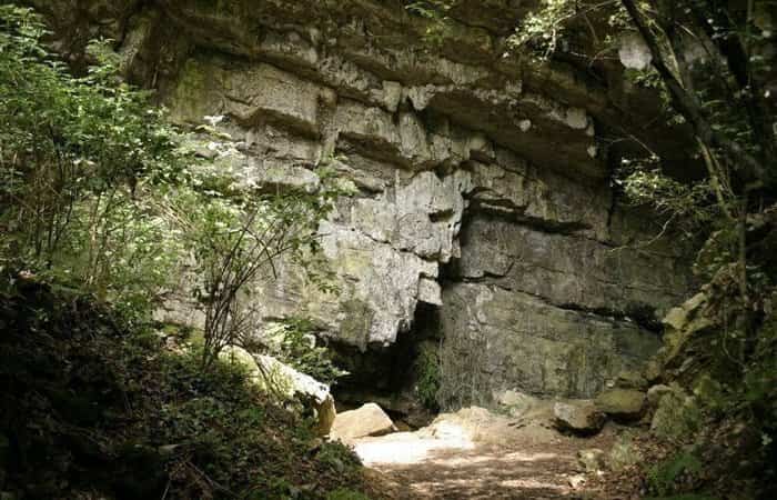 Entrada cueva El Pendo 