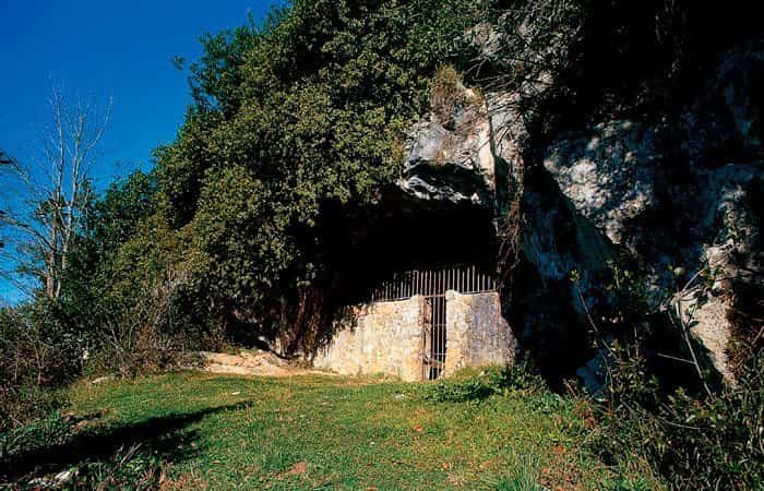 Cueva de Hornos de la Peña en Cantabria