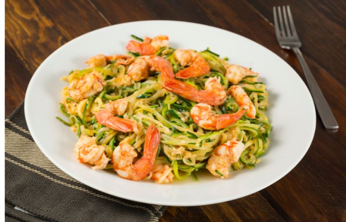 Recetas bajas en calorías para cenar: espaguetis de calabacín con gambas