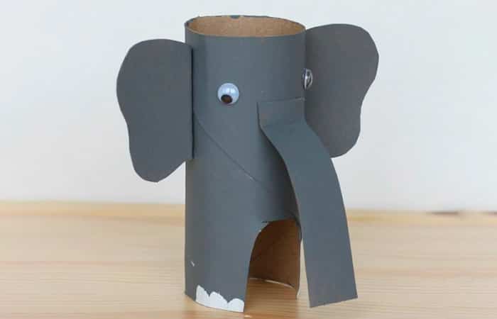 Animales salvajes con tubos de papel higiénico, el elefante