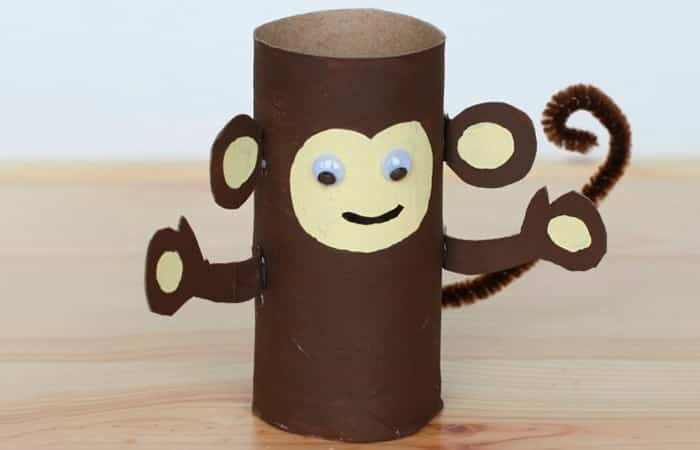 Animales salvajes con tubos de papel higiénico, mono