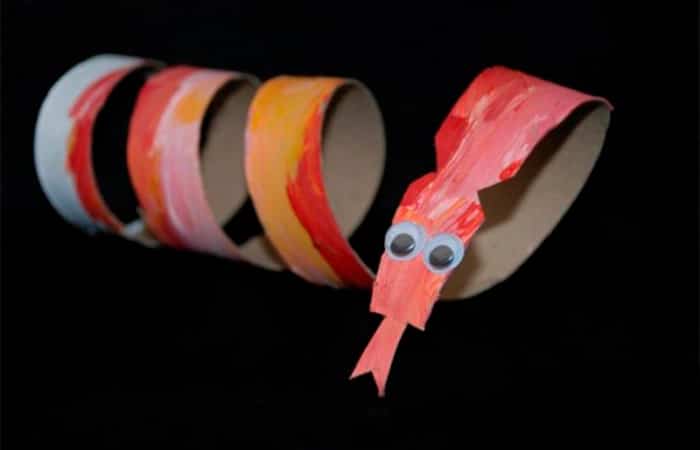 Animales salvajes con tubos de papel higiénico, serpiente