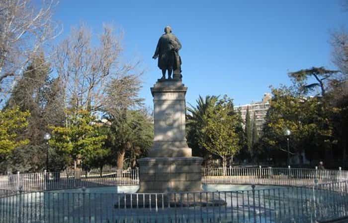 Monumento de Ramón Pignatelli en el Parque Pignatelli 