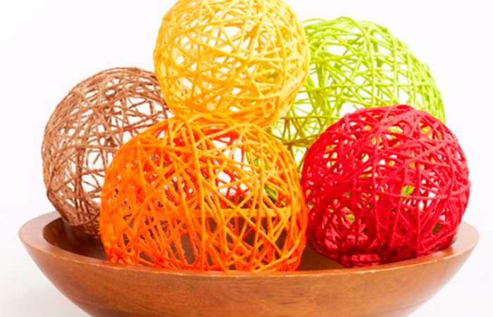 Bolas decorativas hechas con globos y hebras