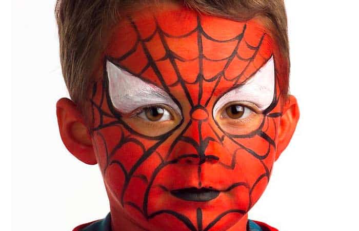 Pintarle la cara a los niños en Carnaval, hombre araña